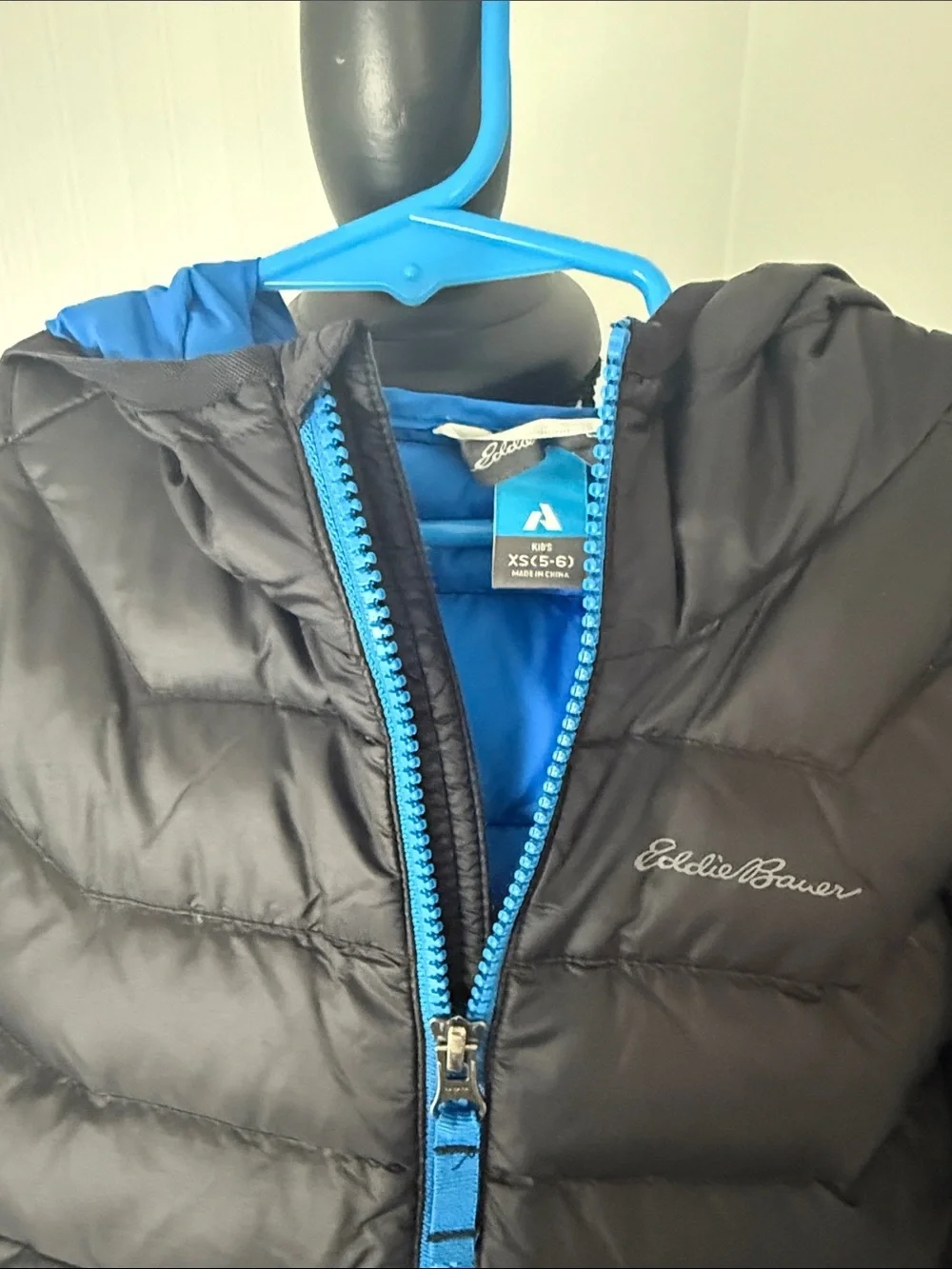 Eddie Bauer Black Puffer Jacket with Bright Blue Accents size XS 5/6